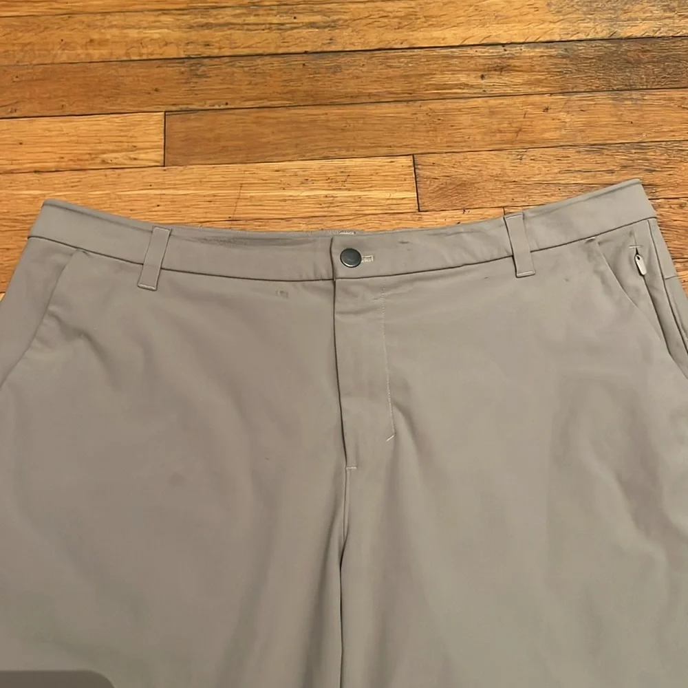 Lululemon Commission Shorts Slim 9” in Tofino Sand, size 38